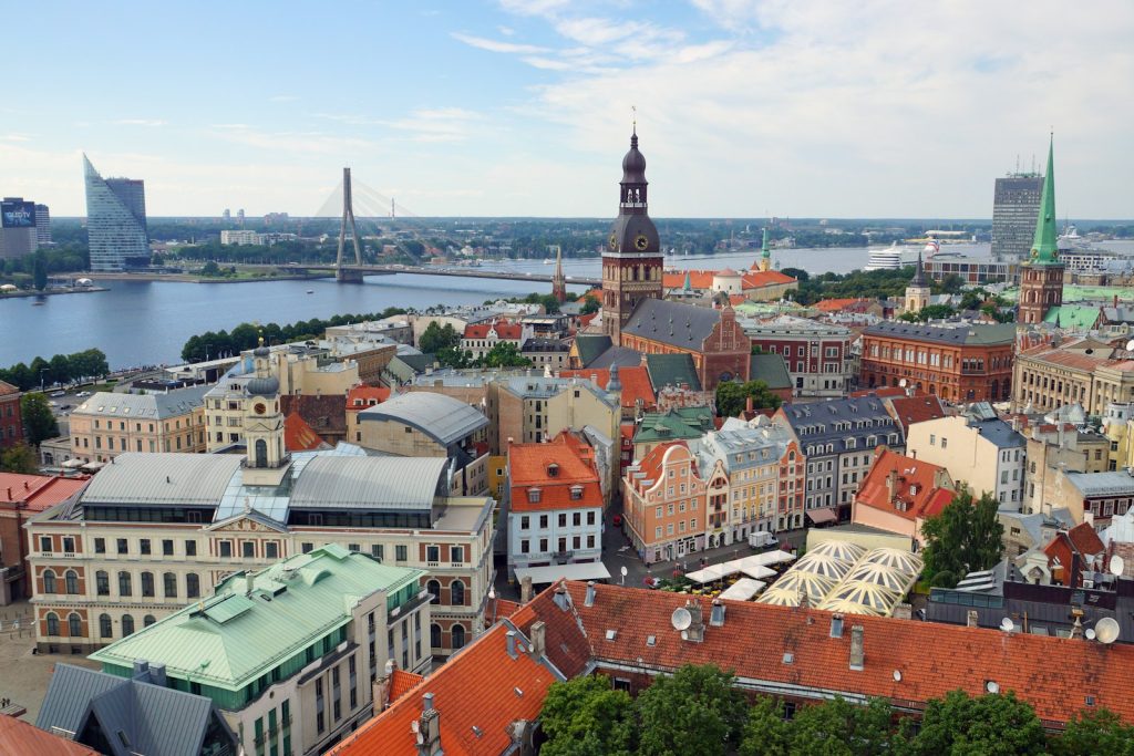 Vue aérienne de la vieille ville de Riga en Lettonie, cathédrale du Dôme au centre, fleuve Daugava à l'arrière-plan