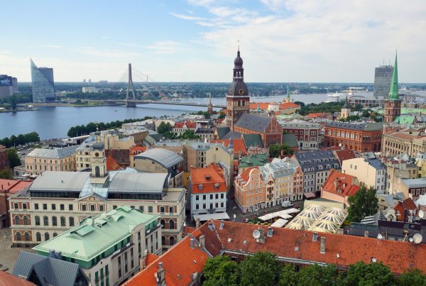 Vue aérienne de la vieille ville de Riga en Lettonie, cathédrale du Dôme au centre, fleuve Daugava à l'arrière-plan